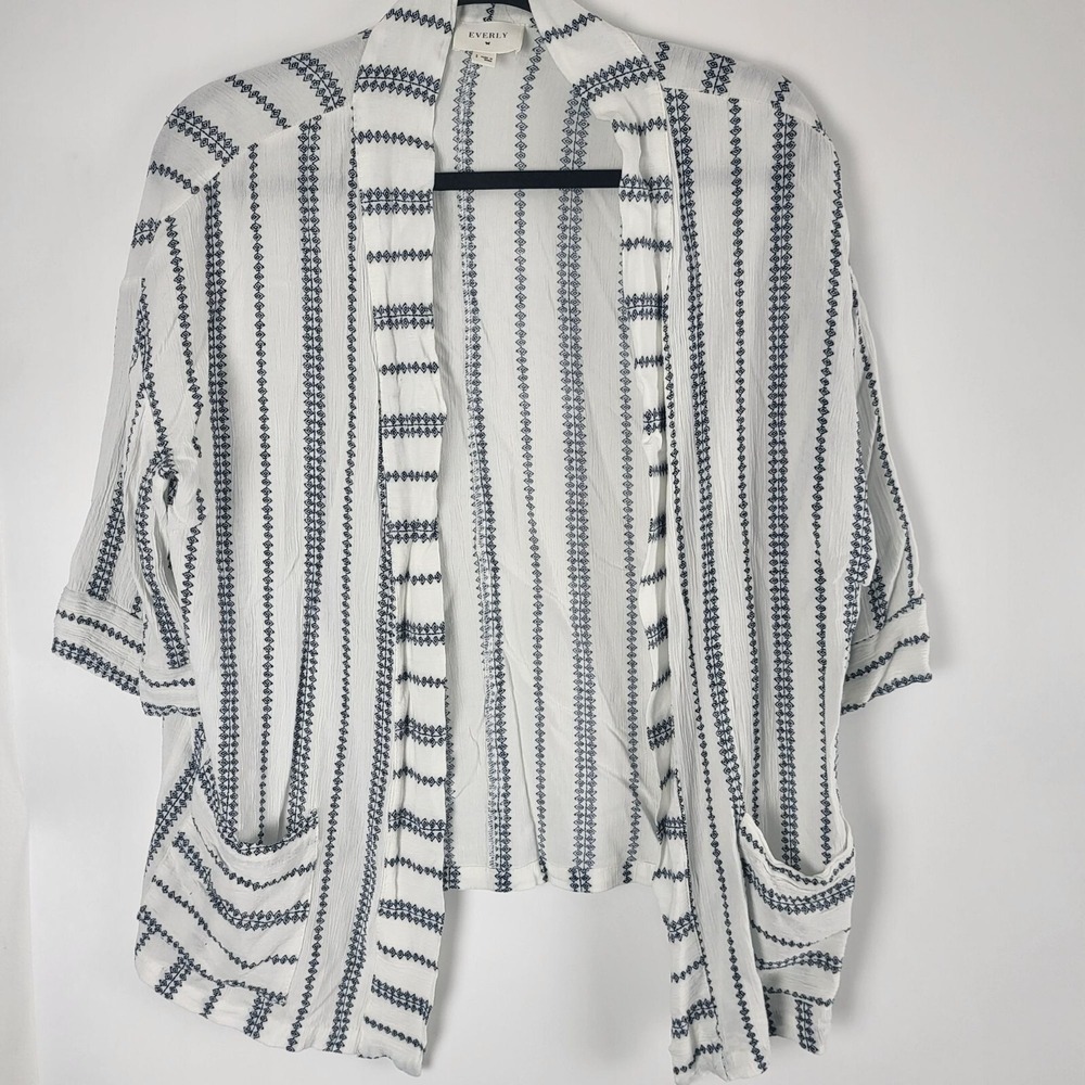 Everly Light Weight Cardigan‎ S Womens White Blue Short Sleeve Pull On Classic